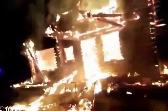 Tremendas imágenes de una casa de campo de madera totalmente en llamas en Ciudad Real