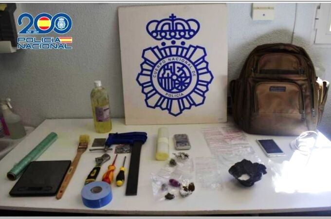 Objetos aprehendidos por la Policía Nacional tras detener a un okupa de traficar con drogas en Alcázar de San Juan (Ciudad Real)