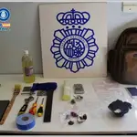 Objetos aprehendidos por la Policía Nacional tras detener a un okupa de traficar con drogas en Alcázar de San Juan (Ciudad Real)