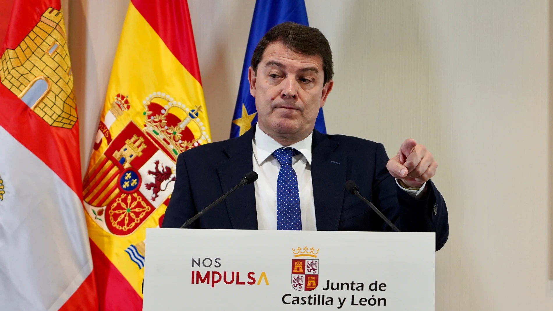 El presidente de Castilla y León analiza en Valladolid la decisión de Pedro Sánchez