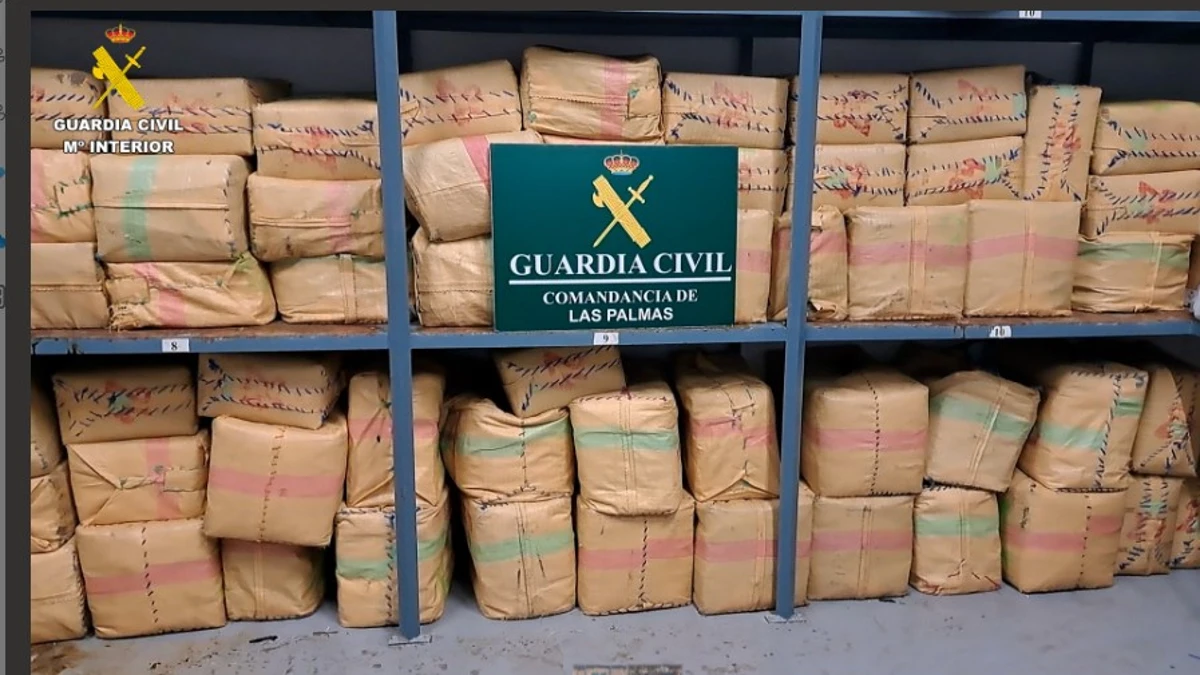 La  Guardia Civil intercepta en Canarias una narcolancha con 2.345 kilos de hachís