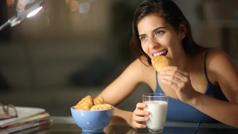 Bajar de peso y perder grasa es complicado si no superamos el obstáculo de picar entre horas y evitar comer más calorías de las que deberíamos
