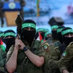 O.Próximo.- El brazo armado de Hamás lanza proyectiles desde el sur de Líbano contra una base en Israel