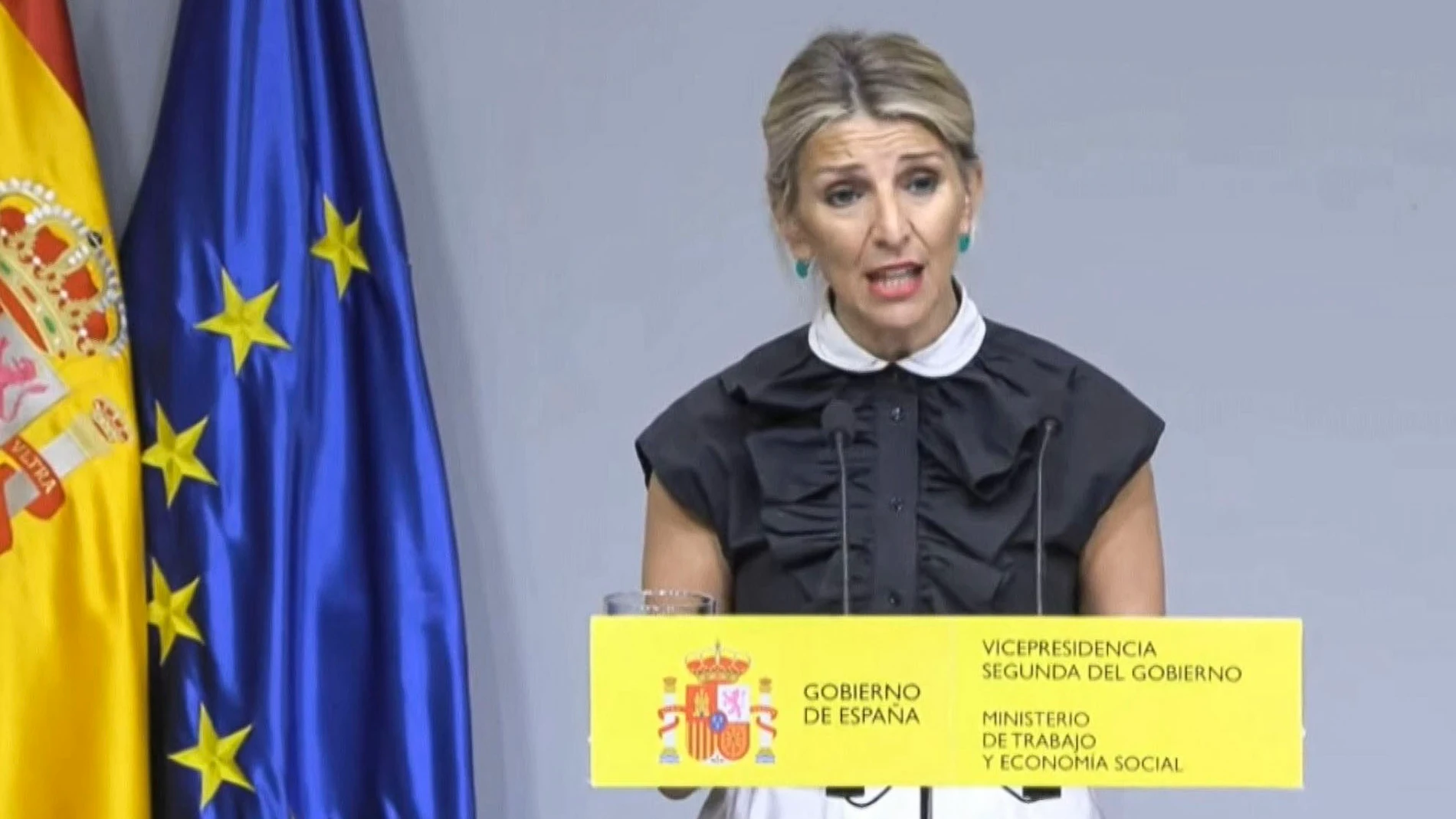 MADRID, 29/04/2024.- Captura de video de su comparecencia en el Ministerio de Trabajo y Economía Social, de la vicepresidenta segunda del Gobierno y líder de Sumar, Yolanda Díaz, que ha señalado que la decisión de Pedro Sánchez de seguir en el Gobierno tiene que llenarse de contenido: "si estamos en un 'punto y aparte' tenemos que cumplir íntegramente el acuerdo de investidura e ir más allá". EFE/Ministerio de Trabajo y Economía Social -SOLO USO EDITORIAL/SOLO DISPONIBLE PARA ILUSTRAR LA NOTI...