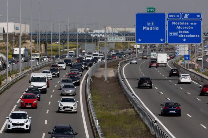 Retenciones en las salidas de Madrid por la A-3, A-4, A-5 y M-50 y A-42 en el inicio del Puente de Mayo