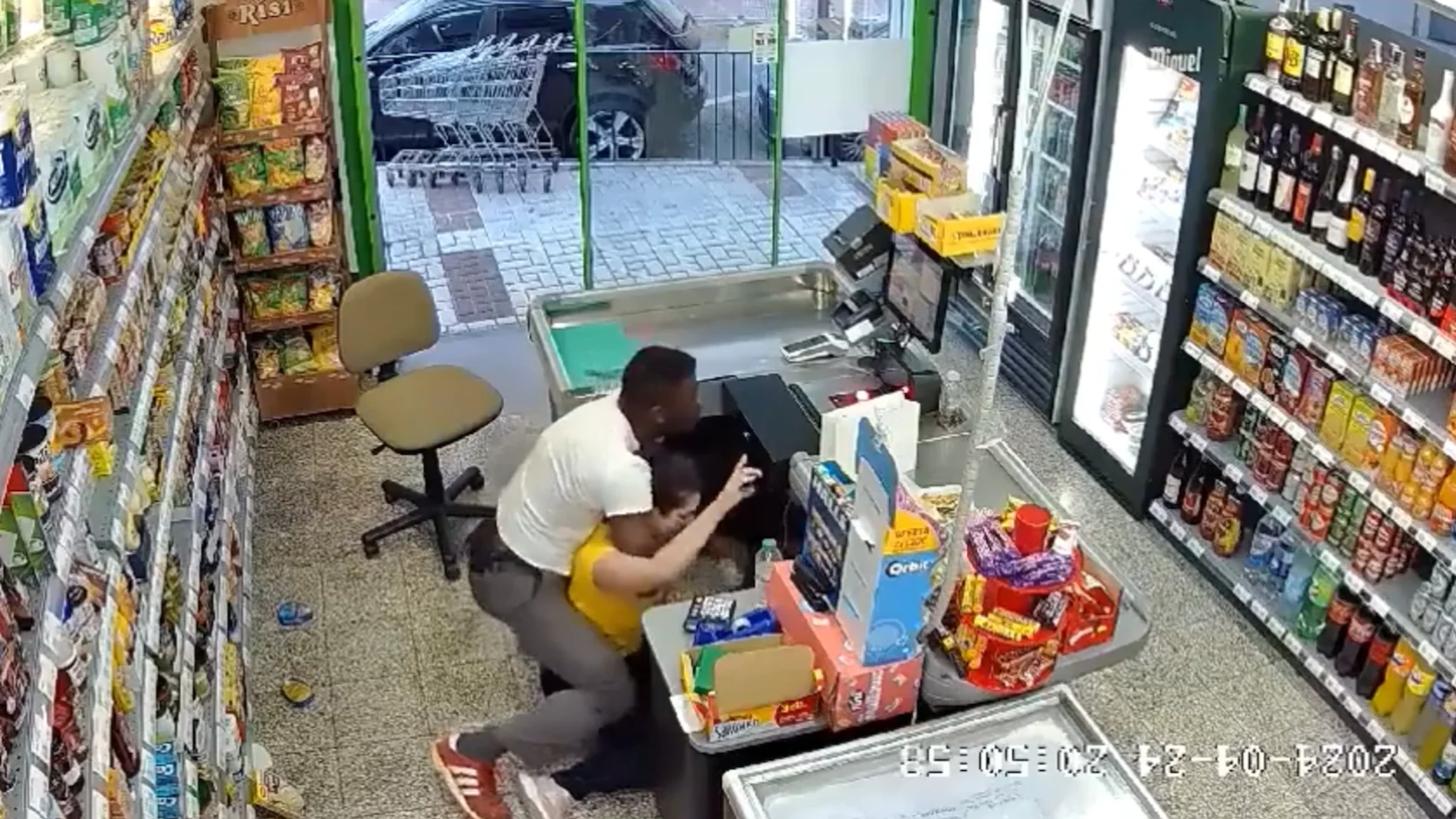 Imagen del atraco en un supermercado de Málaga