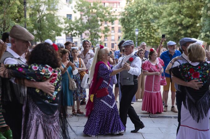 Bailando el chotis en una plaza de Madrid