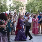 Bailando el chotis en una plaza de Madrid