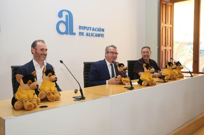 Hoy se ha presentado en la Diputación de Alicante el perrito de peluche, diseñado para atender a los niños víctimas de accidentes.