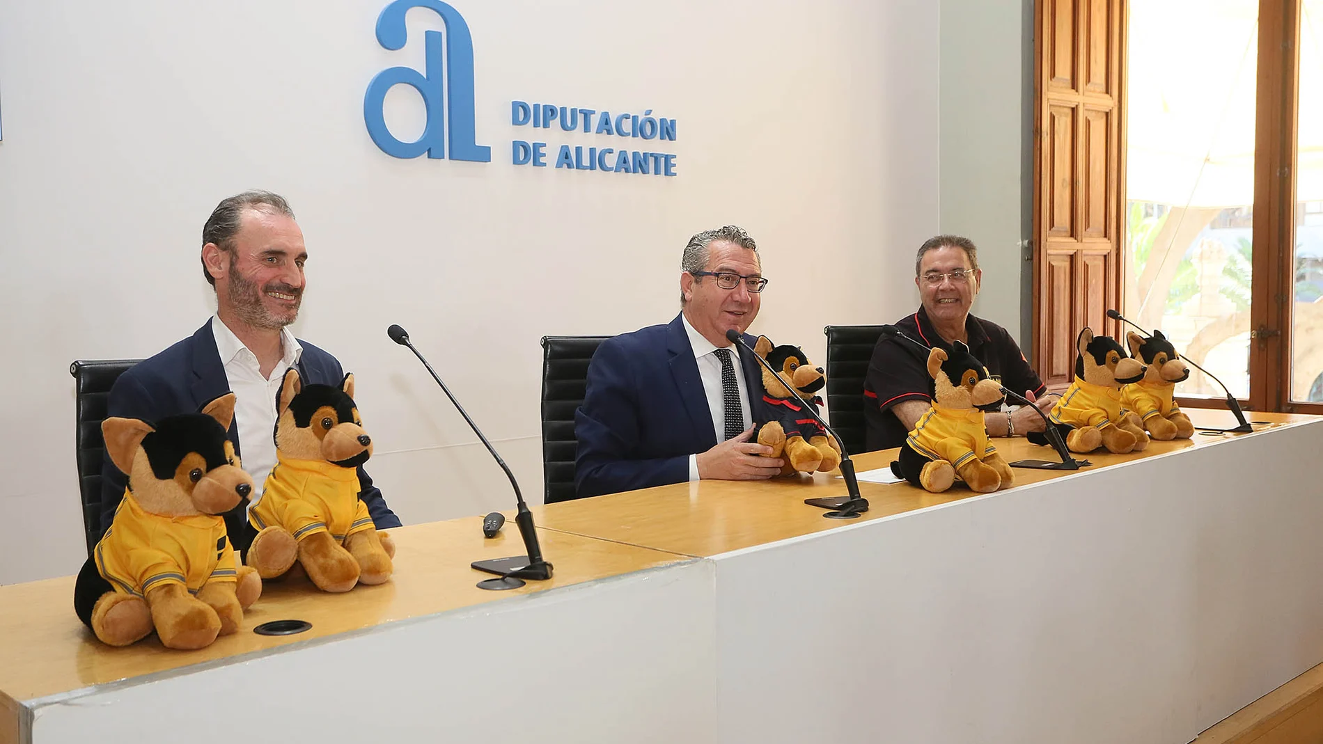 Hoy se ha presentado en la Diputación de Alicante el perrito de peluche, diseñado para atender a los niños víctimas de accidentes.