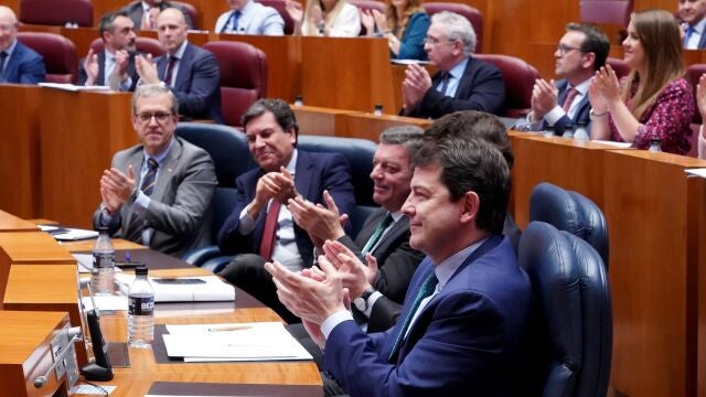 Fernández Mañueco junto a González Gago, Fernández Carriedo y Mariano Veganzones en el parlamento regional