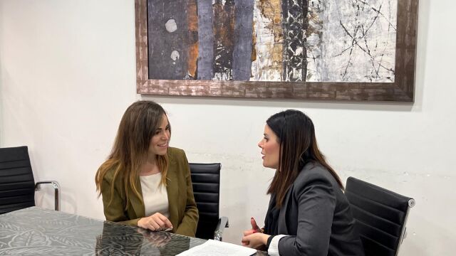 La vicealcaldesa y concejal de Fomento y Patrimonio, Rebeca Pérez, con la directora general de Vivienda de la Región de Murcia, María Dolores Gil