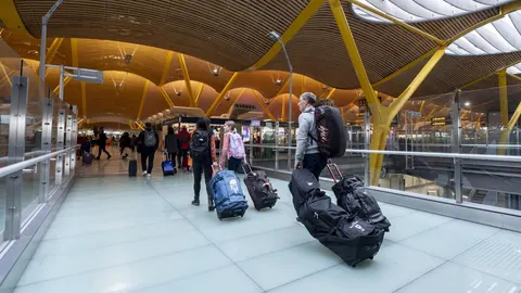 Barajas operará 6.537 vuelos durante el puente de mayo, un 30,8% más que el pasado año