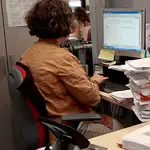Una funcionaria sentada en su puesto de trabajo