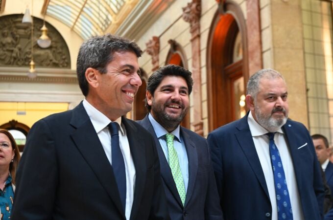 El jefe del Ejecutivo regional, Fernando López Miras, con el presidente de la Comunitat Valenciana, Carlos Mazón, y el de Scrats, Lucas Jiménez
