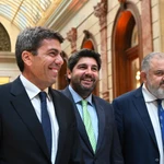 El jefe del Ejecutivo regional, Fernando López Miras, con el presidente de la Comunitat Valenciana, Carlos Mazón, y el de Scrats, Lucas Jiménez