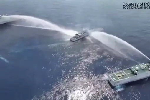 China ataca un barco filipino con cañones de agua en el mar de China Meridional 