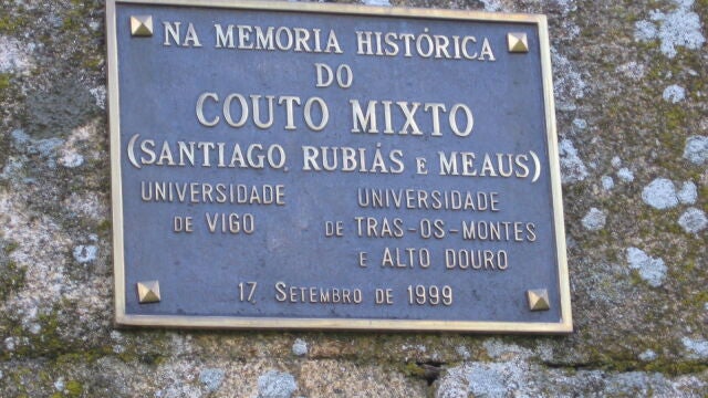Placa conmemorativa del Couto Mixto en Galicia