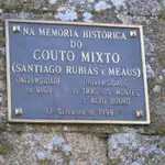 Placa conmemorativa del Couto Mixto en Galicia