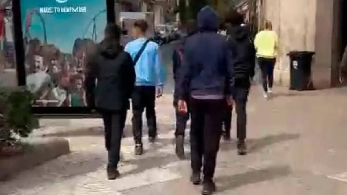 Vídeo: un grupo de menas marroquíes siembra el pánico en Reus (Tarragona): roban móviles a adolescentes y asaltan a la gente mayor por la calle
