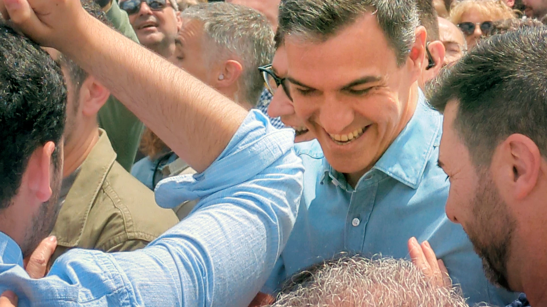 GRAFCAT3777. BARCELONA, 01/05/2024.- El presidente del Gobierno, Pedro Sánchez, ha irrumpido por sorpresa este miércoles en la Feria de Abril de Barcelona, en plena campaña de las elecciones catalanas del 12 de mayo. EFE/Sergi Ill