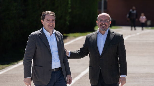 El presidente de la Junta de Castilla y León, Alfonso Fernández Mañueco (i) y el candidato del PP a las elecciones catalanas, Alejandro Fernández 