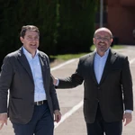 El presidente de la Junta de Castilla y León, Alfonso Fernández Mañueco (i) y el candidato del PP a las elecciones catalanas, Alejandro Fernández 