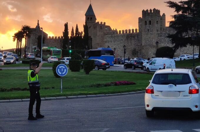 Un agente de la Policía Local de Toledo organizando el tráfico en la rotonda del del paseo Merchán y la avenida de Reconquista