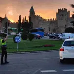 Un agente de la Policía Local de Toledo organizando el tráfico en la rotonda del del paseo Merchán y la avenida de Reconquista