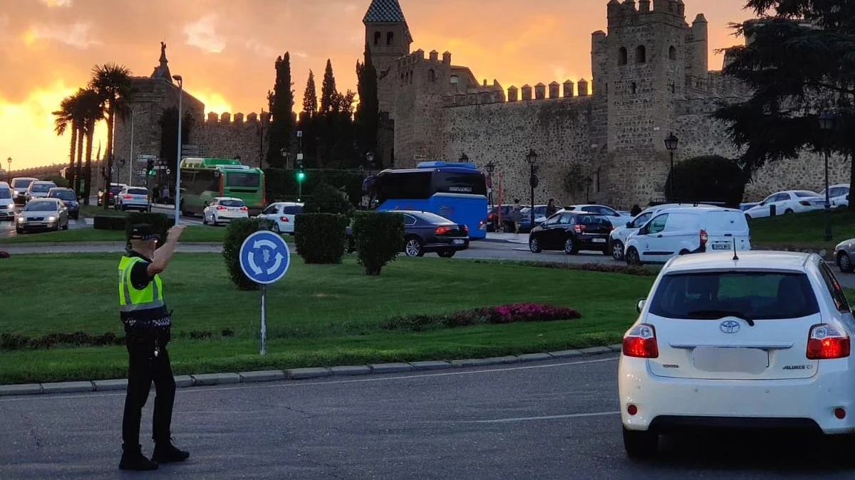 Un policía local de Toledo es atropellado por un turismo en una rotonda