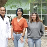 Aura Muntasell (izquierda) junto los investigadores Joan Albanell y Sara Santana 