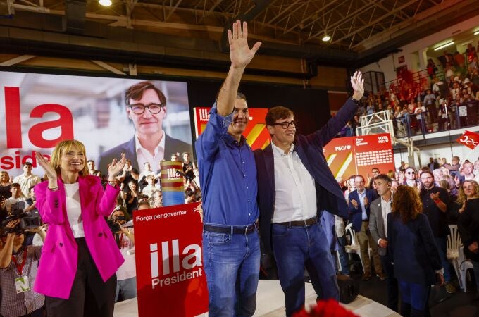 El presidente del Gobierno, Pedro Sánchez (c), y la alcaldesa de Sant Boi, Lluïsa Moret (i), junto al candidato del Partido Socialista Catalán, Salvador Illa (d), participan este jueves, en un acto de campaña del PSC en Sant Boi (Barcelona). 