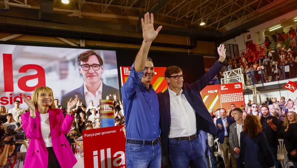El presidente del Gobierno, Pedro Sánchez (c), y la alcaldesa de Sant Boi, Lluïsa Moret (i), junto al candidato del Partido Socialista Catalán, Salvador Illa (d), participan este jueves, en un acto de campaña del PSC en Sant Boi (Barcelona). 