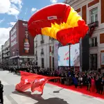 Un paracaidista de la Patrulla Águila durante el acto cívico militar con motivo del Día de la Comunidad de Madrid en la Puerta del Sol