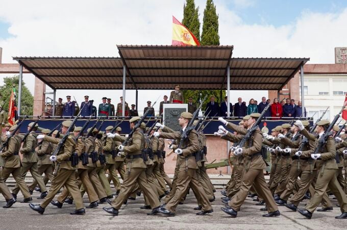 El Mando de Artillería de Campaña celebra el aniversario de los hechos acontecidos en el Parque de Monteleón (Madrid) el 2 de mayo de 1808 por los capitanes Daoiz y Velarde. El acto está presidido por el general jefe de Estado Mayor del Ejército de Tierra, Amador Enseñat y Berea