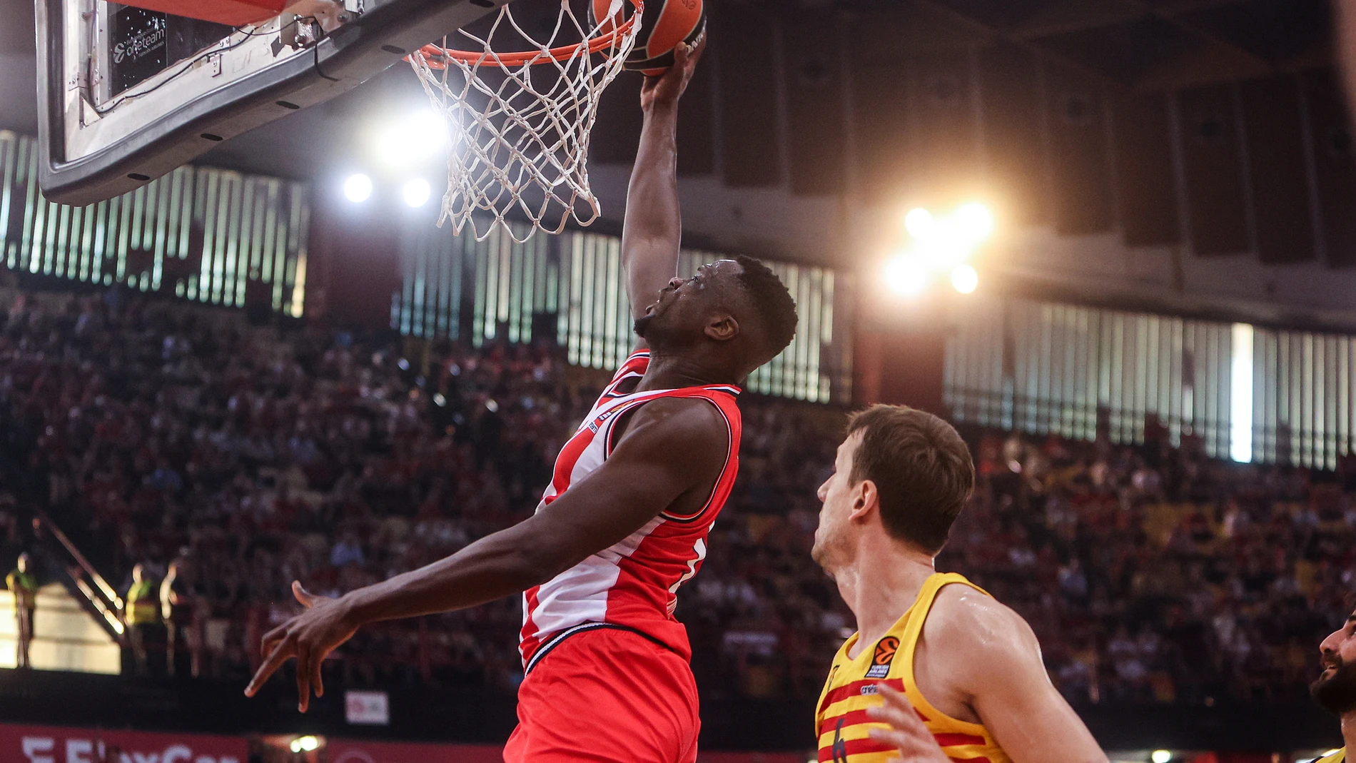 Fall anota con facilidad en la canasta del Barça