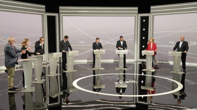 Los candidatos electorales se preparan instantes antes del inicio del debate electoral organizado por RTVE Catalunya con vistas a las elecciones catalanas del próximo 12 de mayo, hoy jueves en Barcelona.