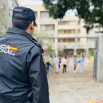 Agente de la Policía Nacional, a las puertas de un centro educativo