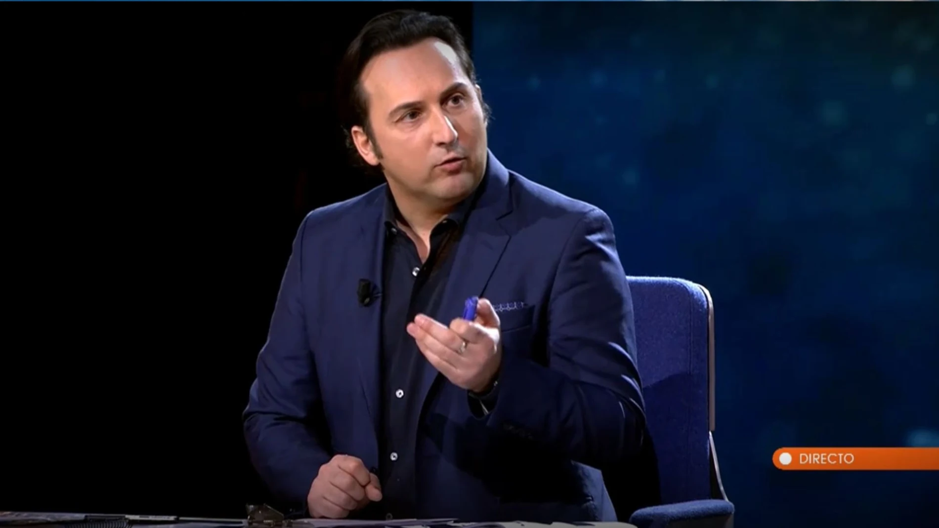 Iker Jiménez se rompe en directo, desde el epicentro de la DANA, al recibir un mensaje de su hija