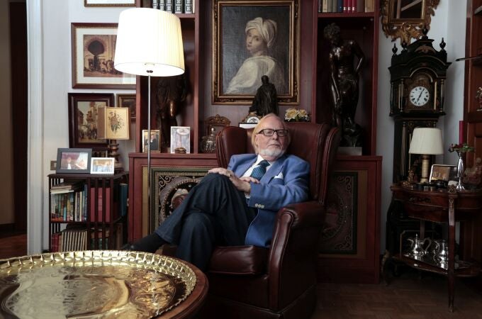  El polifacético Mauricio Wiesenthal, retratado en uno de sus rincones de leer, en su casa de Barcelona.