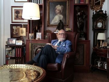  El polifacético Mauricio Wiesenthal, retratado en uno de sus rincones de leer, en su casa de Barcelona.