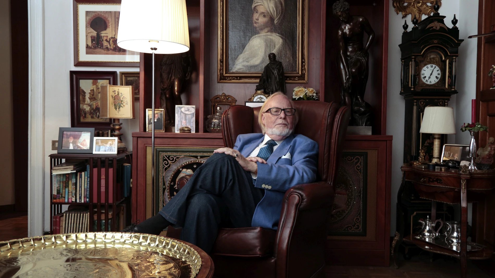 El polifacético Mauricio Wiesenthal, retratado en uno de sus rincones de leer, en su casa de Barcelona.