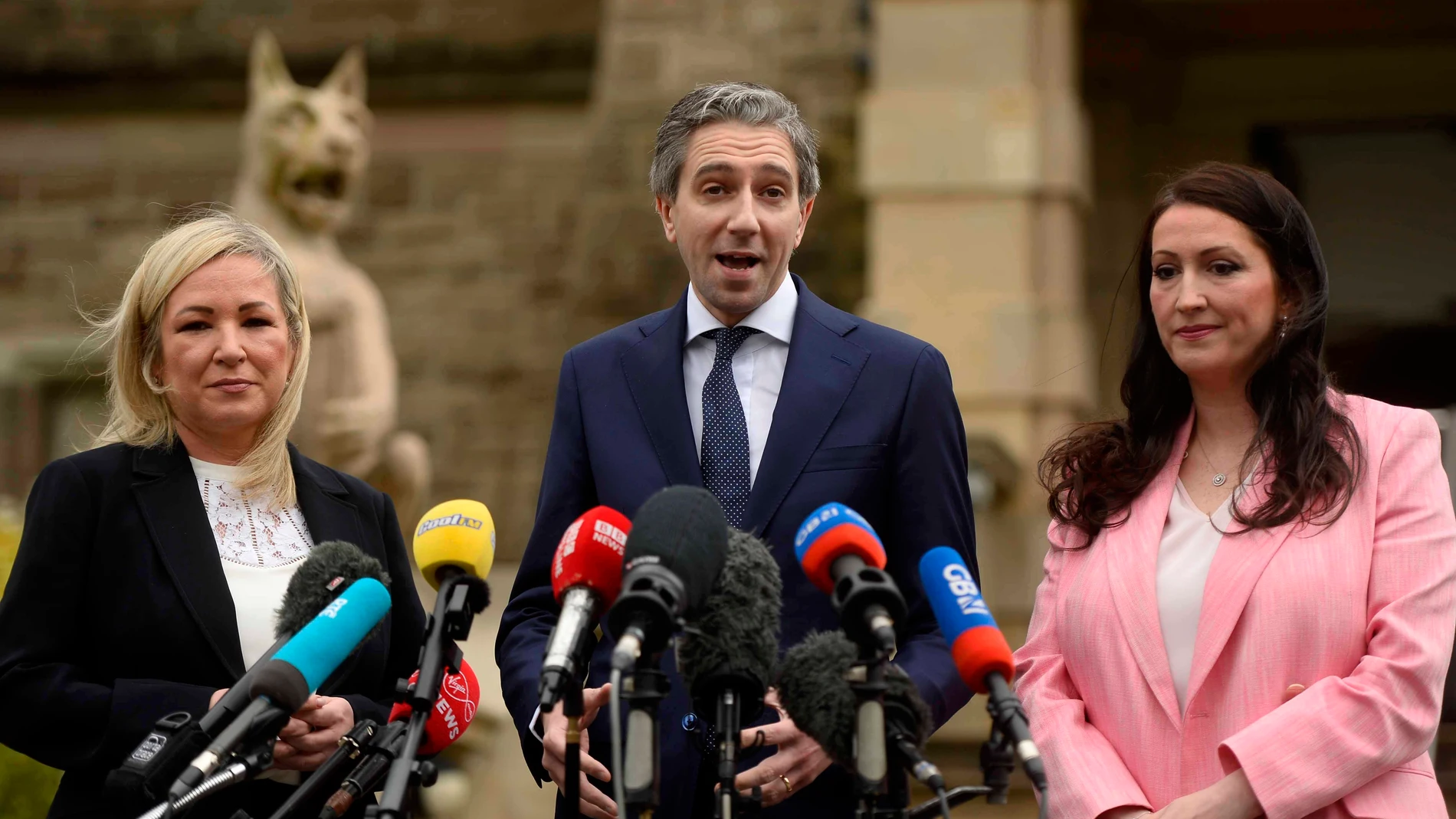 Belfast (United Kingdom), 03/05/2024.- First Minister Michelle O'Neill (L), Irish Taoiseach Simon Harris T.D. (C) and deputy First Minister Emma Little-Pengelly (R), speak to the media following their meeting at Stormont, Belfast in Northern Ireland, Britain, 03 May 2024. This is the Taoiseach's first official visit to Belfast as Irish prime minister. The leaders discussions focused on areas of 'shared collaboration', according to First Minister Michelle O'Neill. (tormenta, Irlanda, Reino Uni...