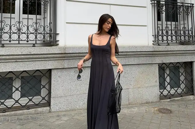 Nos hemos olvidado por un momento del frío con este vestido corsetero de Mango que ya ha estrenado Violeta Mangriñán por las calles de Madrid
