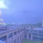 El impresionante momento en el que un rayo impacta sobre la Torre Eiffel 
