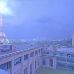 El impresionante momento en el que un rayo impacta sobre la Torre Eiffel 