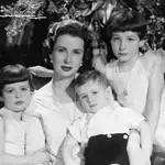 Yolanda Eleta, con sus tres hijos 