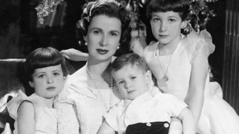 Yolanda Eleta, con sus tres hijos