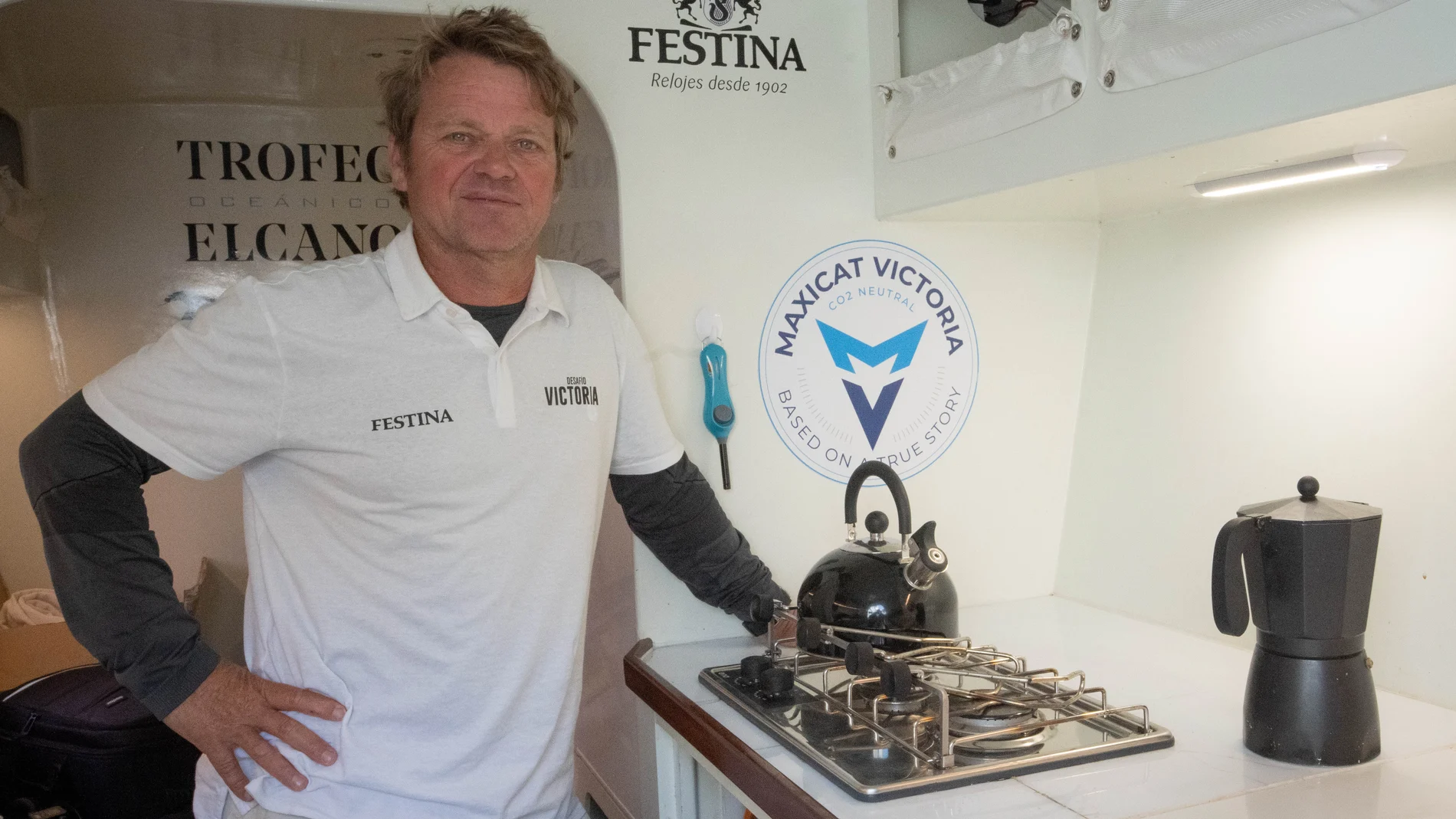 Alex Pella, en la pequeña cocina del catamarán del Desafío Victoria
