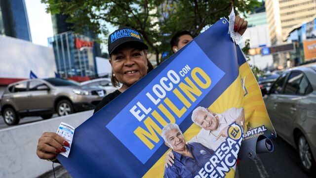 Supporters of Panama's presidential candidate for the Realizando Metas party, Jose Raul Mulino, attend a campaing rally in Panama City.